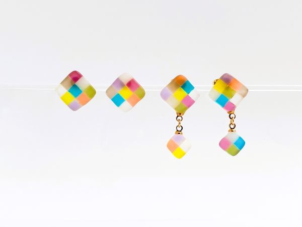 好きな色を組み合わせて、ステンドグラス風ピアス作りを楽しんで！