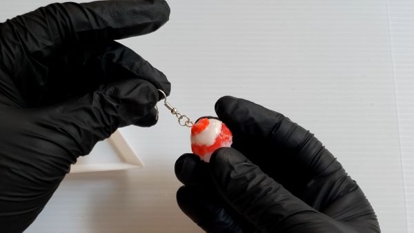 ③ヒートンを接着してピアスパーツを取り付ける