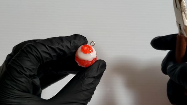 ③ヒートンを接着してピアスパーツを取り付ける