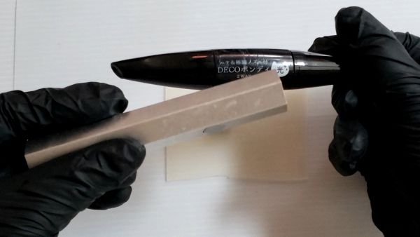 ②キューブを接着してやすりで整える