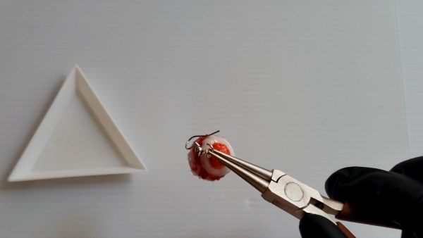 ③ヒートンを接着してピアスパーツを取り付ける