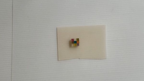 ②キューブを接着してやすりで整える