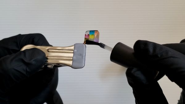 ③ヒートンとピアスパーツを接着してコーティングする