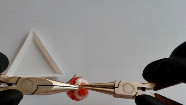 ③ヒートンを接着してピアスパーツを取り付ける