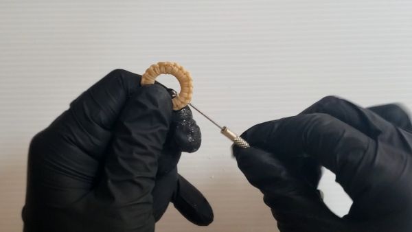 ③フープにパーツとビーズとピアスパーツを取り付ける