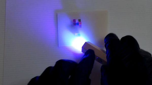 ②キューブを接着してやすりで整える