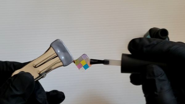 ③ヒートンとピアスパーツを接着してコーティングする