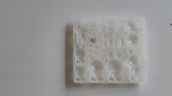 ②レジン液とドライフラワーとTピンでパーツを作る