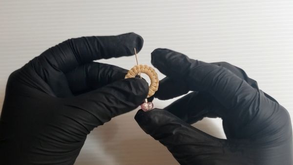 ③フープにパーツとビーズとピアスパーツを取り付ける
