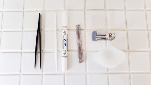 ピンセット・調色スティック・調色パレット・やすり・クリップ・防振粘着マット・白い油性ペン