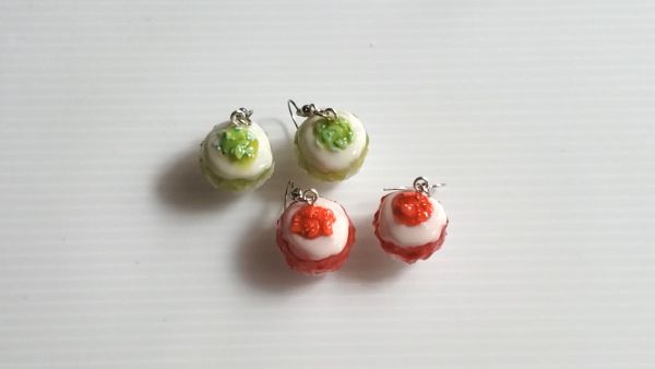 ③ヒートンを接着してピアスパーツを取り付ける
