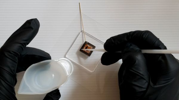 ②フィルムを接着して封入物を入れてコーティングする