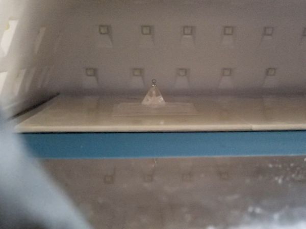 ②土台の三角錐パーツを作ってヒートンを接着する