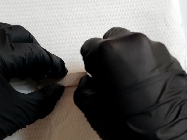 ②土台の三角錐パーツを作ってヒートンを接着する