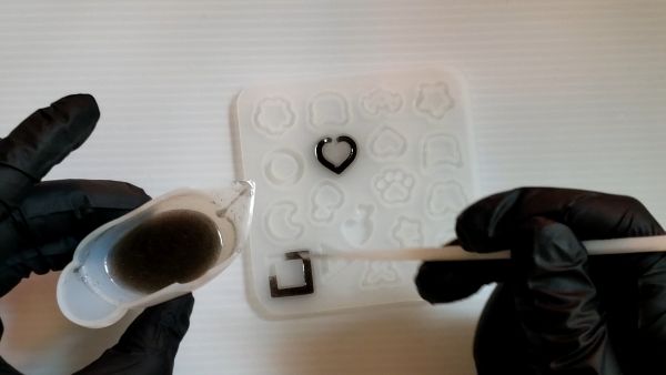 ①枠を作ってTピンを通すための穴をあける