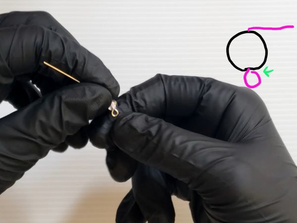 ④つなぎパーツを作ってピアスパーツを接着する