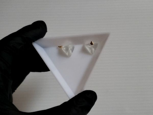 ②土台の三角錐パーツを作ってヒートンを接着する