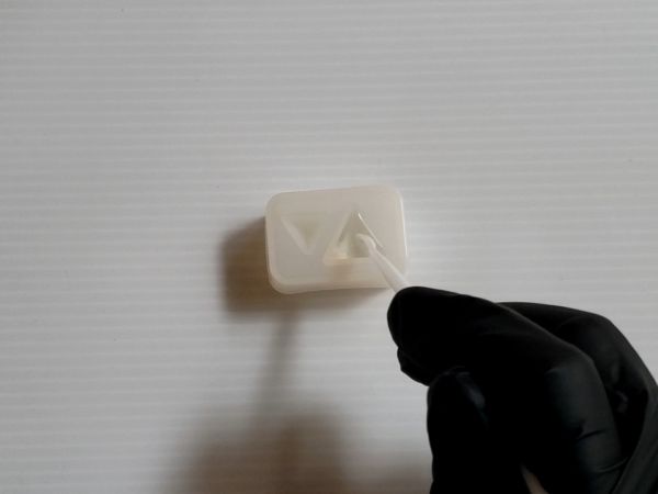 ②土台の三角錐パーツを作ってヒートンを接着する