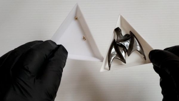 ②コウモリの羽パーツを作ってヒートンを接着する