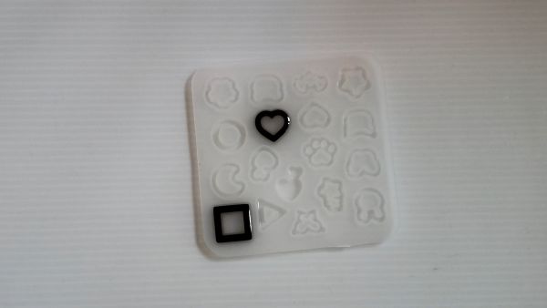 ①枠を作ってTピンを通すための穴をあける