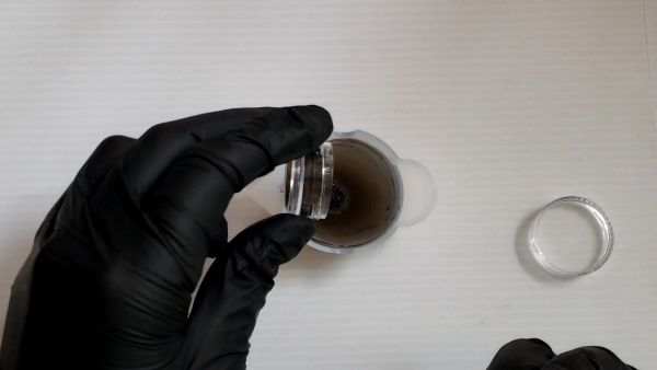 ②コウモリの羽パーツを作ってヒートンを接着する