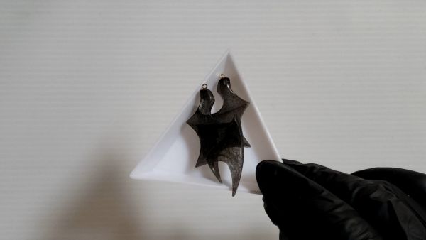 ②コウモリの羽パーツを作ってヒートンを接着する