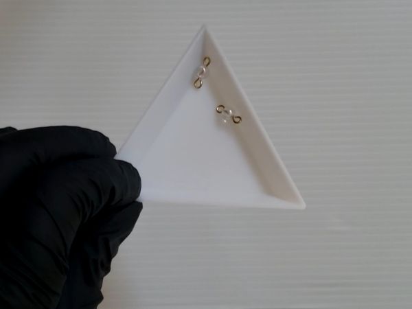 ④つなぎパーツを作ってピアスパーツを接着する