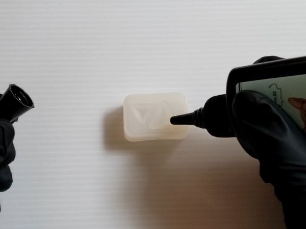 ②土台の三角錐パーツを作ってヒートンを接着する
