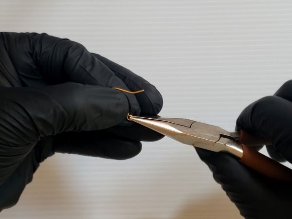 ④つなぎパーツを作ってピアスパーツを接着する
