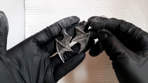 ②コウモリの羽パーツを作ってヒートンを接着する