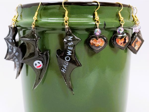ハロウィンにぴったりのコウモリピアス2種の作り方