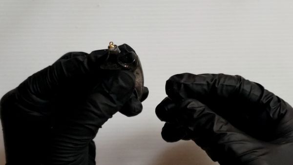 ②コウモリの羽パーツを作ってヒートンを接着する