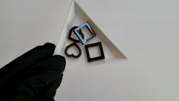 ①枠を作ってTピンを通すための穴をあける