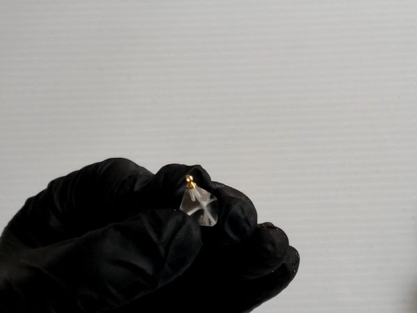 ②土台の三角錐パーツを作ってヒートンを接着する