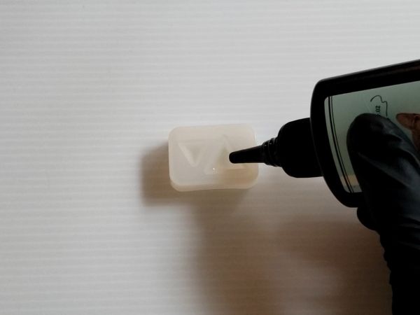 ②土台の三角錐パーツを作ってヒートンを接着する