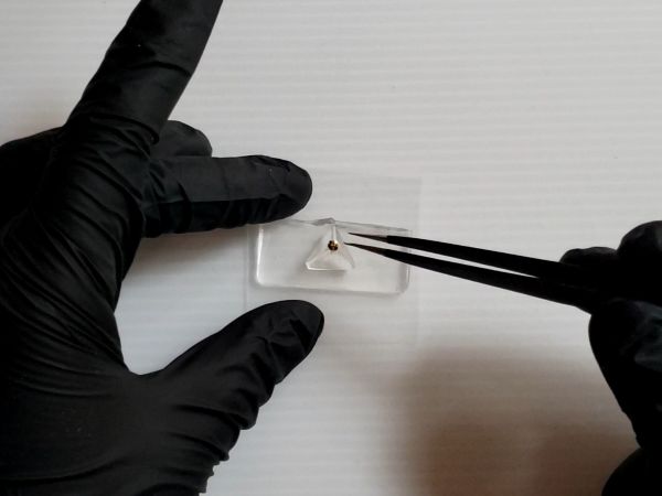②土台の三角錐パーツを作ってヒートンを接着する