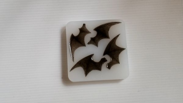 ②コウモリの羽パーツを作ってヒートンを接着する