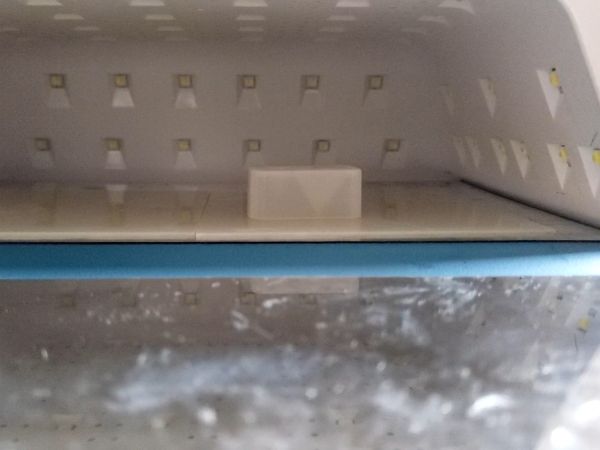 ②土台の三角錐パーツを作ってヒートンを接着する