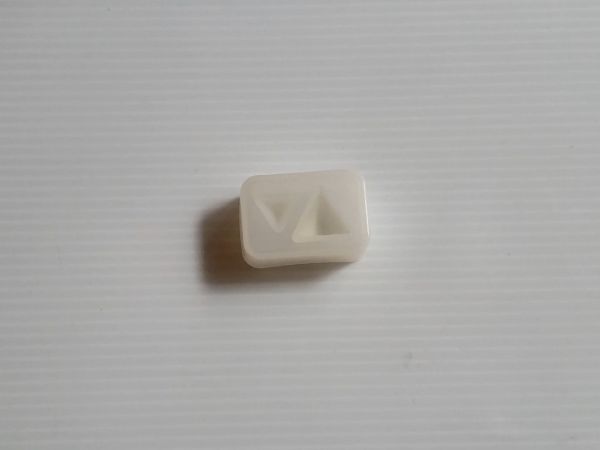 ②土台の三角錐パーツを作ってヒートンを接着する