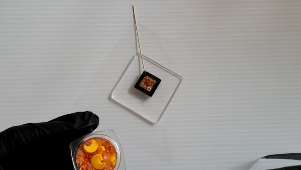 ②フィルムを接着して封入物を入れてコーティングする